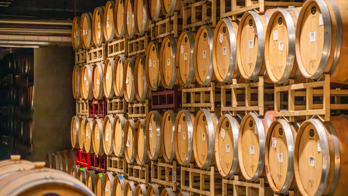 adega com prateleiras de vinho e varanda de restaurante italiano