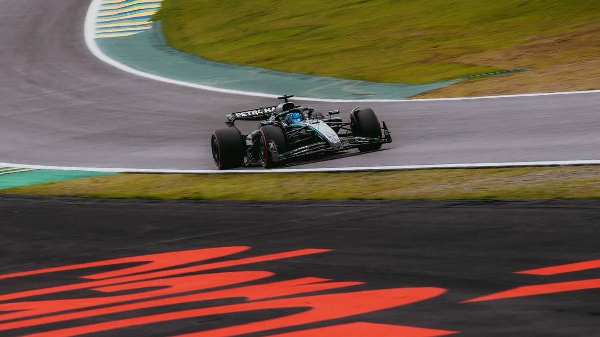 Carro de Fórmula 1 em alta velocidade no circuito de Interlagos, em São Paulo