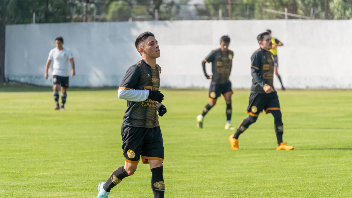 jogadores de futebol disputando bola em campo de estádio à noite, Série B do Brasileirão