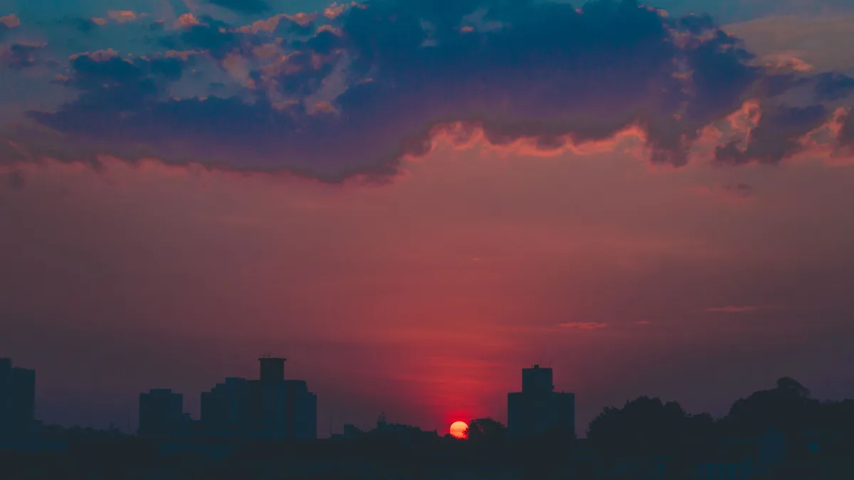 céu estrelado à noite com o planeta Mercúrio visível próximo ao horizonte