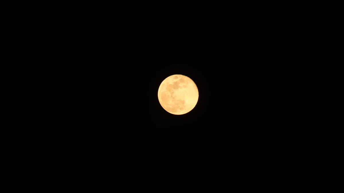 Lua cheia grande e brilhante dominando o céu escuro da noite