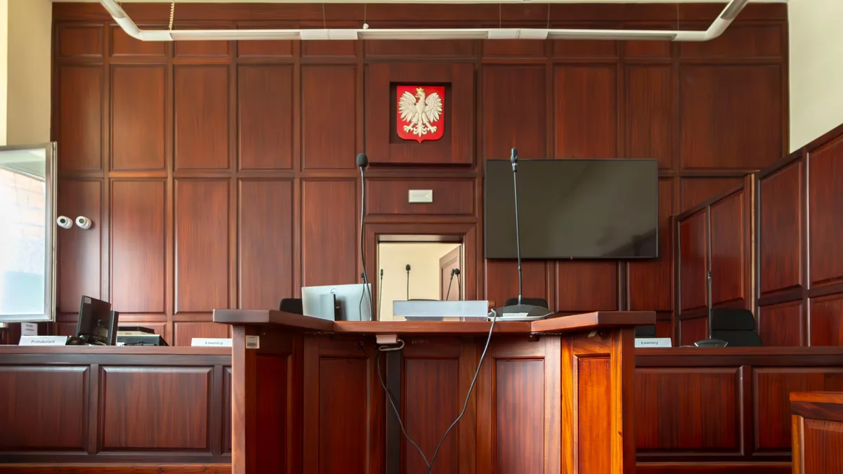 Interior elegante de um tribunal, em madeira escura, com a decoração judicial