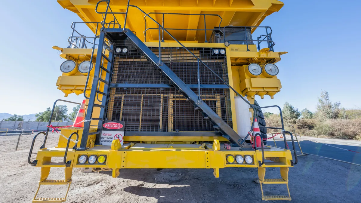 Caminhão gigante de mineração em uma mina a céu aberto, sob sol forte