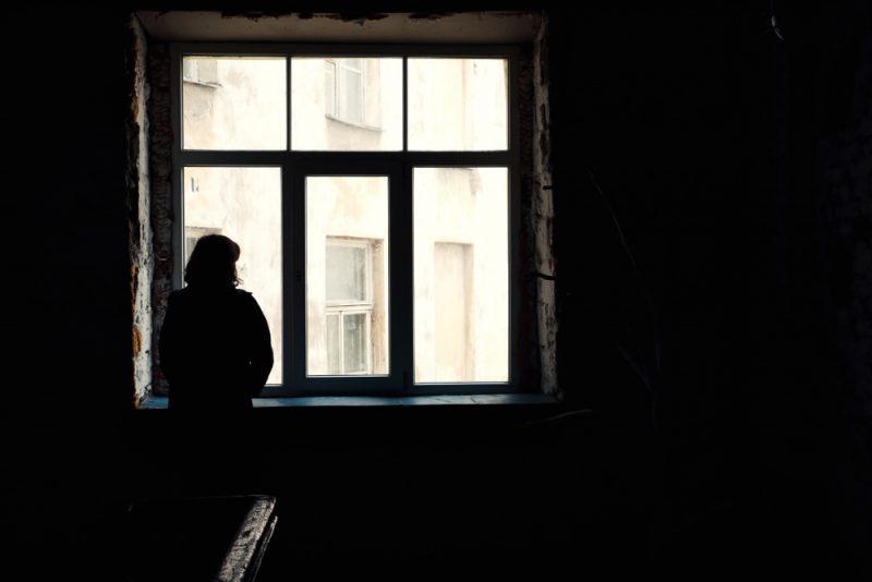 mulher isolada na janela