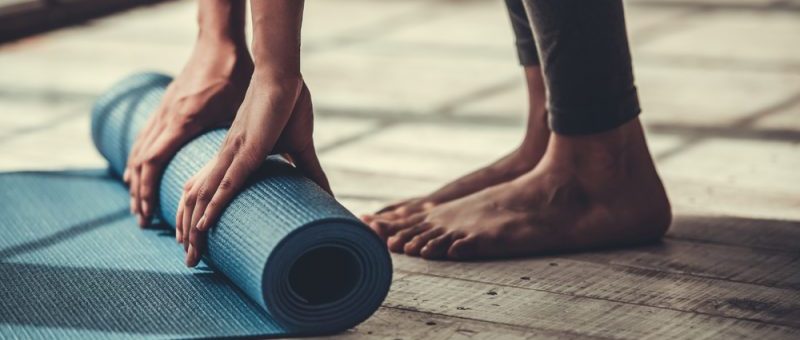 alongamento com tapete de yoga